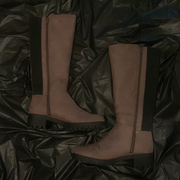 Taupe w/ black accent boots - Picture 4 of 5